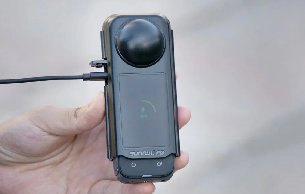 mdronpl-oslona-do-kamery-insta360-x4-z-podgladem-ladowania-x4-k842-02.jpg