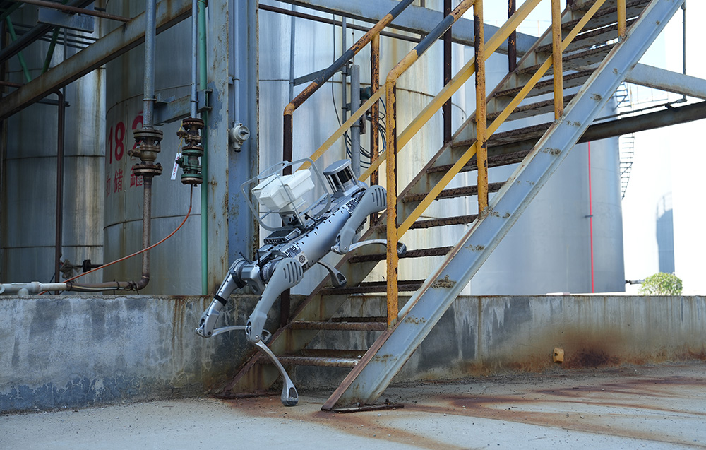 mdronpl-robot-czworonozny-unitree-b2-03.jpg