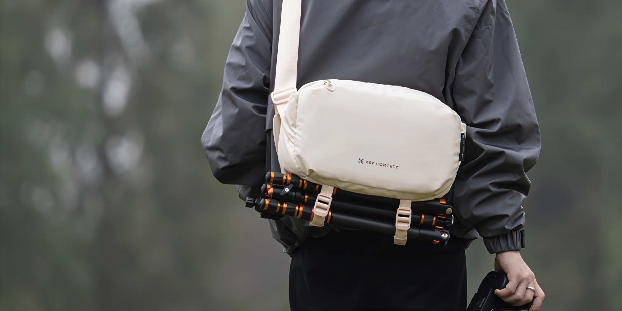 mdronpl-torba-fotograficzna-kf-concept-alpha-sling-bag-10-l-bezowa-05.jpg